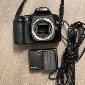 Canon EOS 30D DSLR Camera - Body, charger, battery - Works